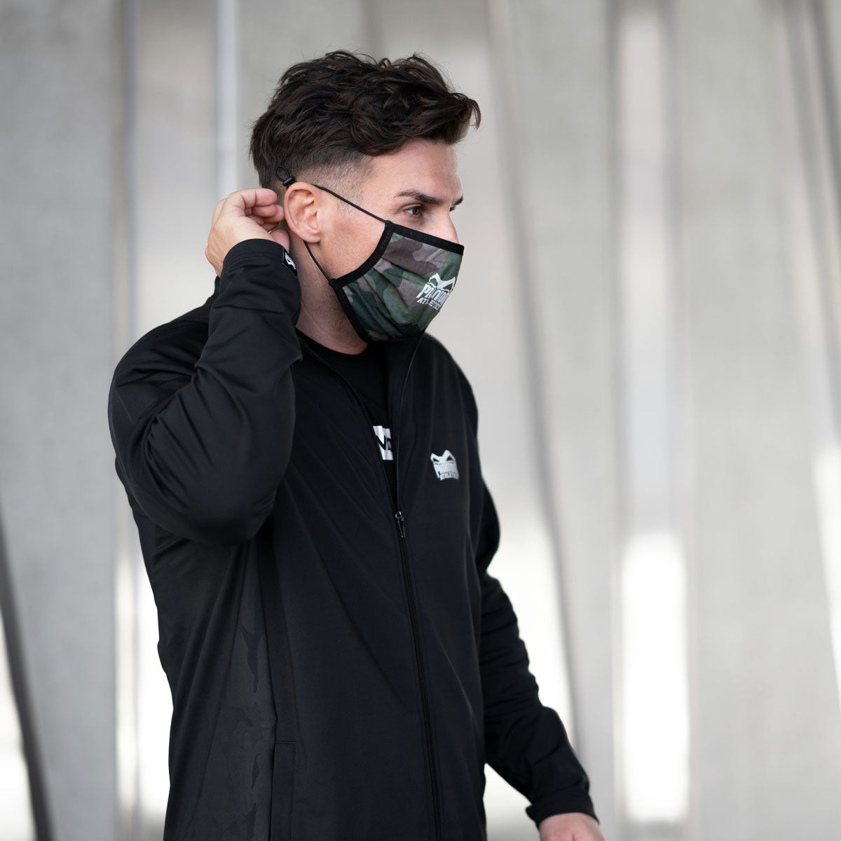 Facemask Tactic Green Camo von Phantom Athletics, entwickelt für Kampfsportler und Outdoor-Enthusiasten. Perfekt für Training und Freizeit mit einem modernen Look.