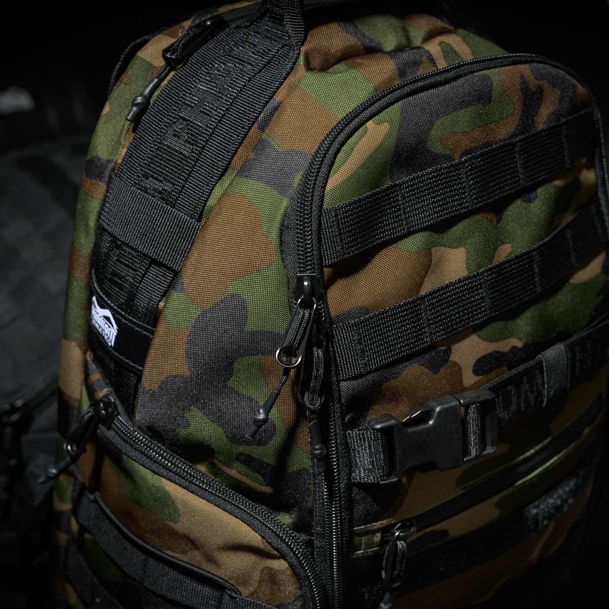 Rucksack Tactic S von Phantom Athletics im Woodland Camo Design, perfekt für Kampfsportler. Praktisches Layout für die Organisation von Schutzausrüstung und Trainingskleidung.