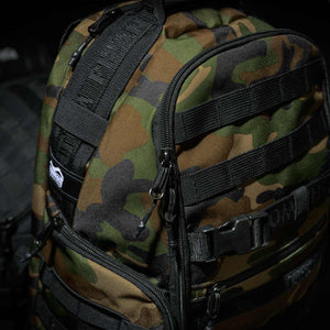 Rucksack Tactic S von Phantom Athletics im Woodland Camo Design, perfekt für Kampfsportler. Praktisches Layout für die Organisation von Schutzausrüstung und Trainingskleidung.