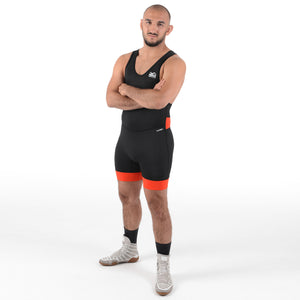 DRB Ringer Roland Schwarz mit dem Phantom STORM Ringertrikot in Schwarz/Rot.