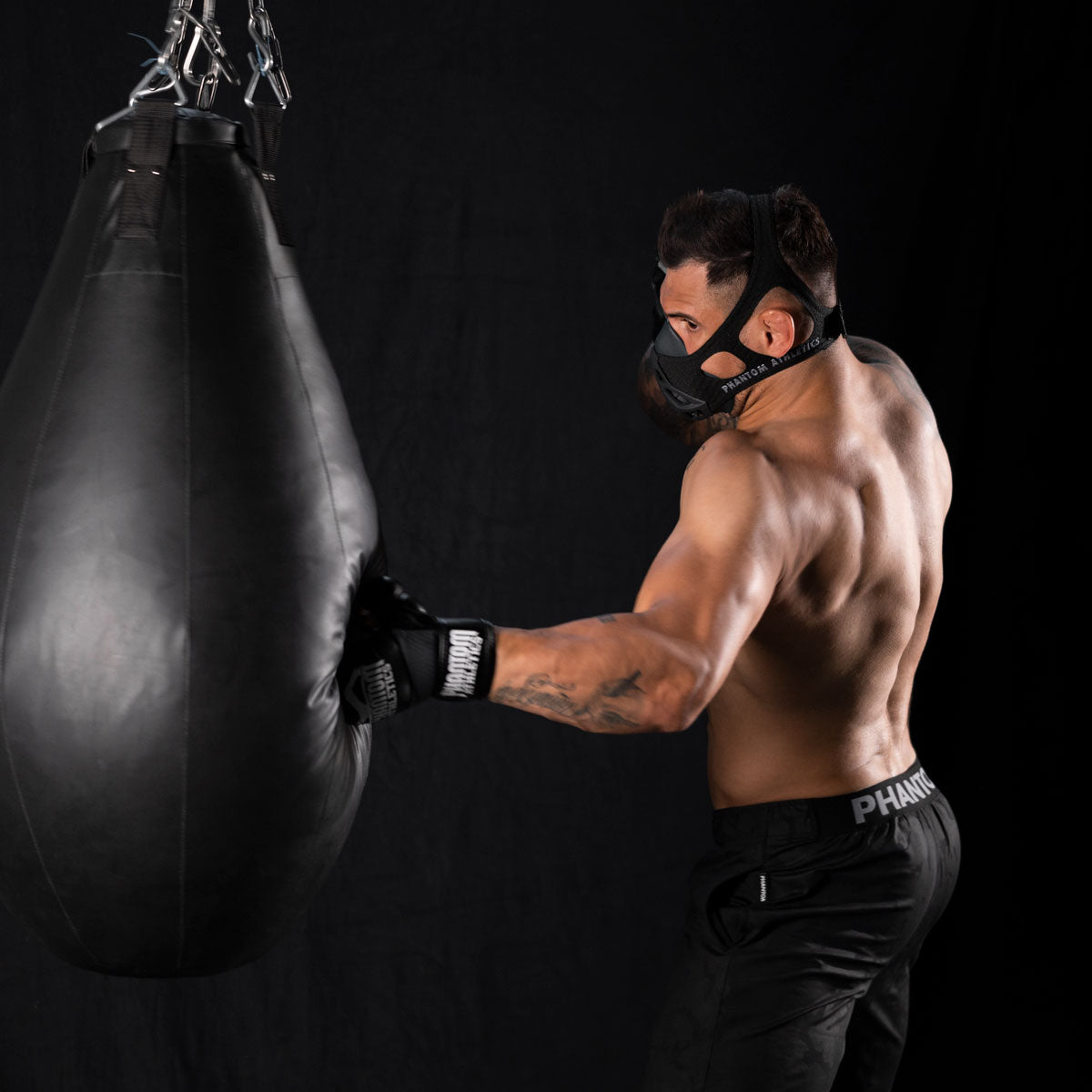 Hochwertige Phantom Athletics Trainingsmaske, ideal für MMA, Grappling und Fitness. Verstellbare Atemwiderstände bieten ein vielseitiges Trainingserlebnis.