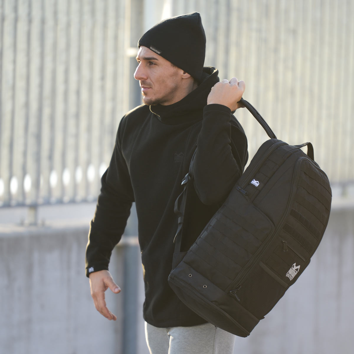 Hochwertige Beanie Vantage Black von Phantom Athletics, perfekt für Kampfsportfans und Fitnessbegeisterte. Modernes Design kombiniert Funktionalität und Stil.