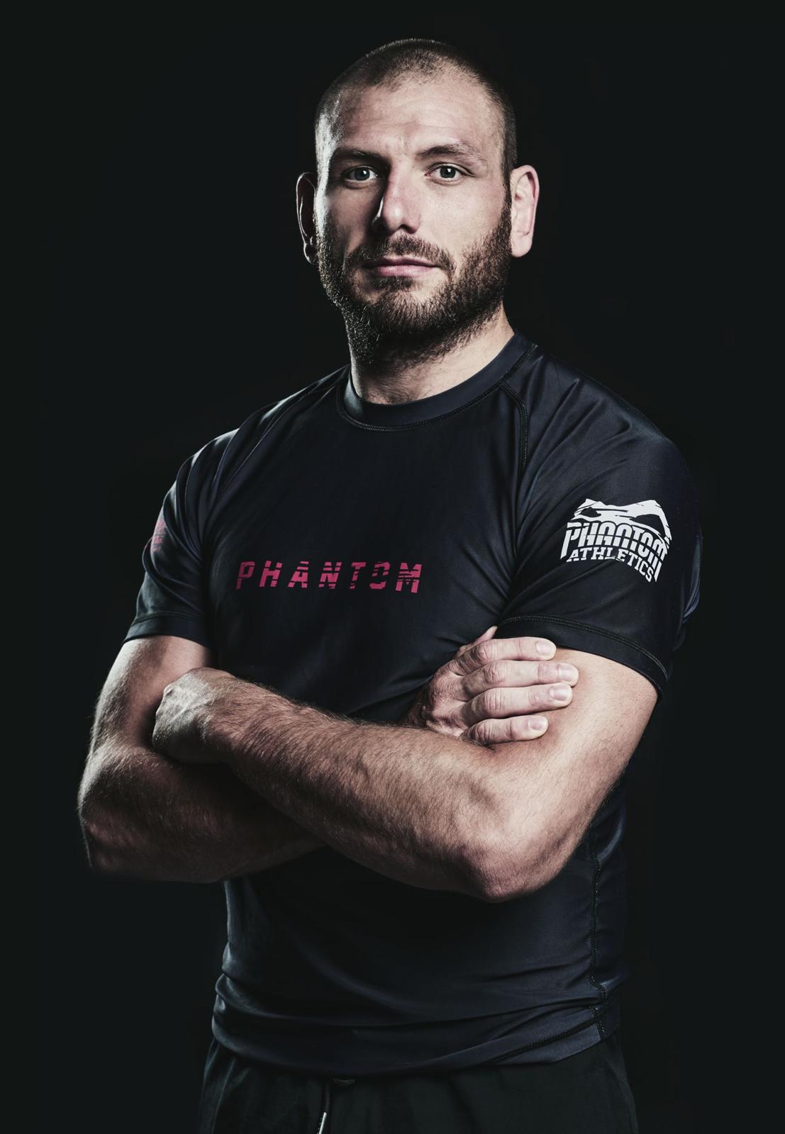Antonio "Terror Toni" Stanic, BJJ-Kämpfer und Phantom Athlet, in Phantom Athletics Fight T-Shirt