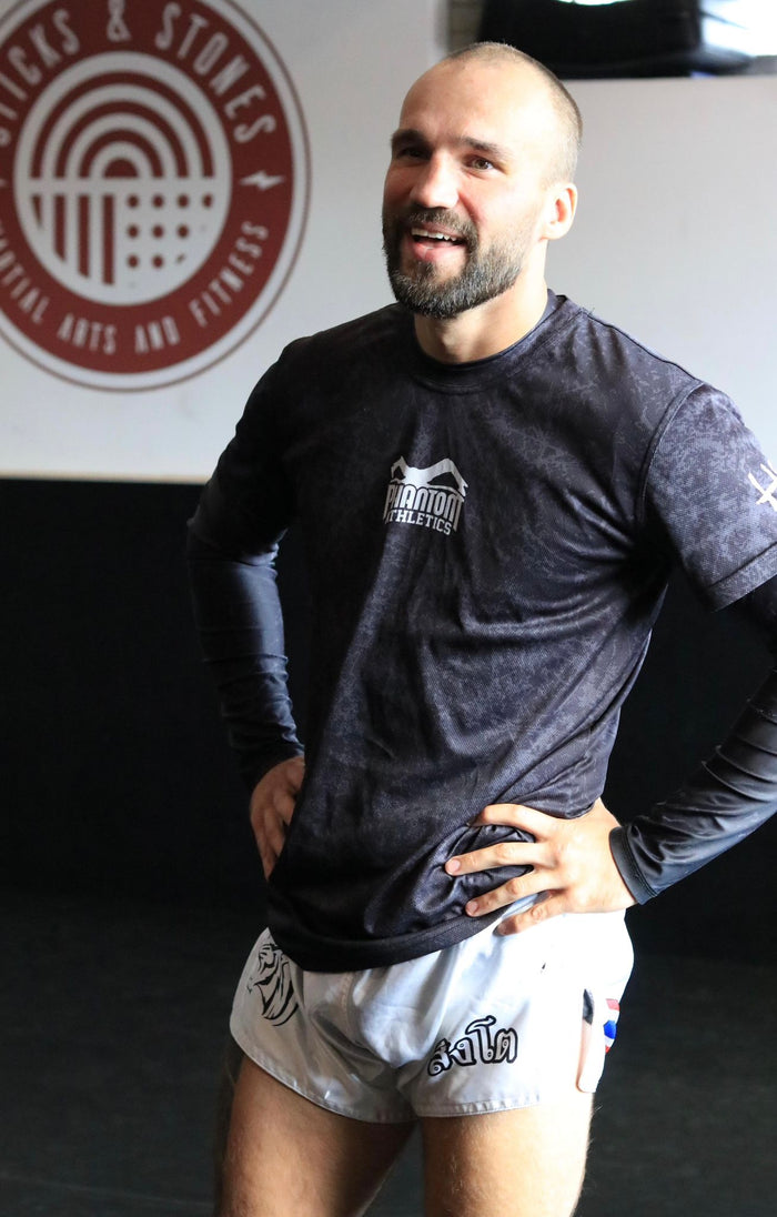 Carsten Ringler beim Training in Phantom Shirt und Muay Thai Shorts