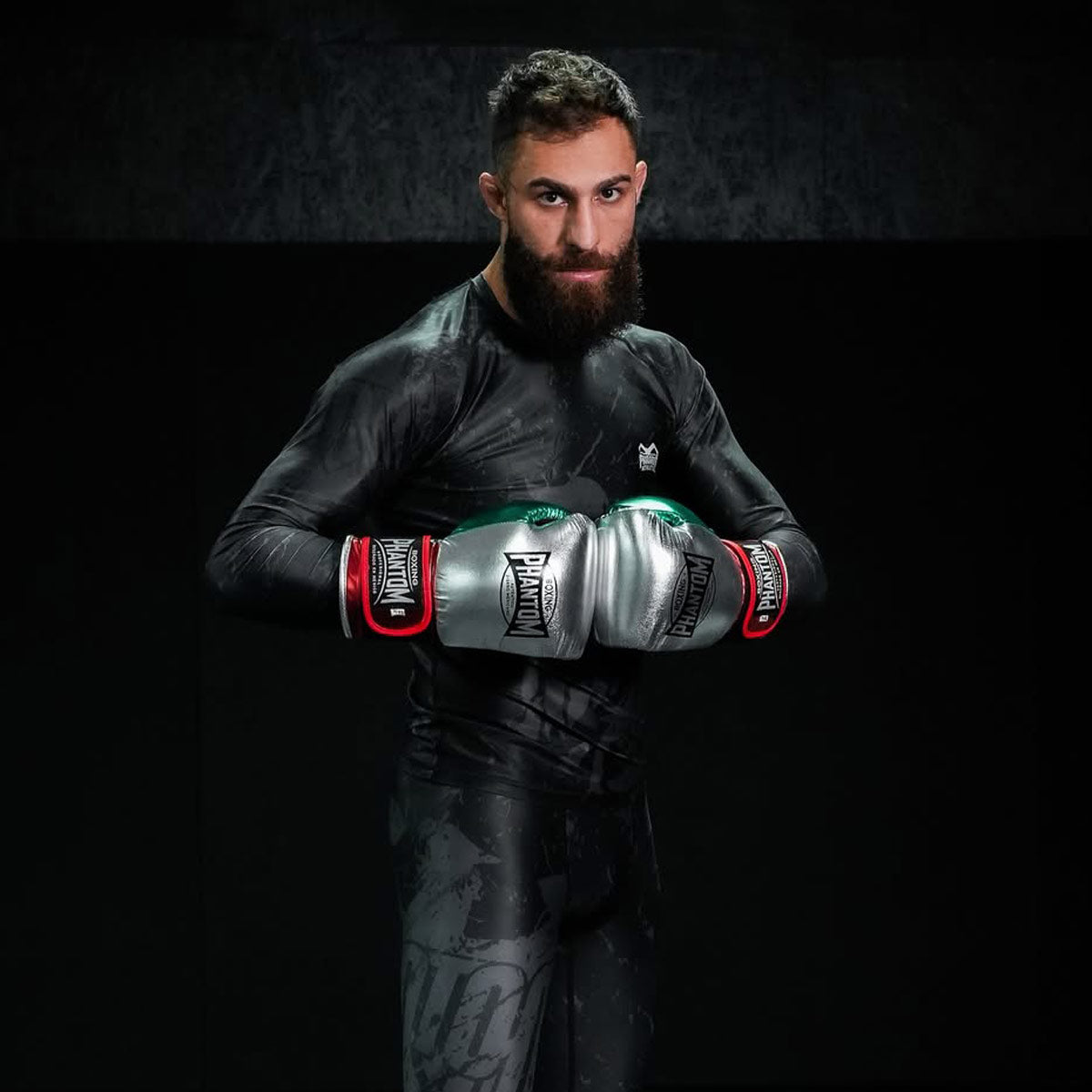 MMA-Fighter David Mora Jiminez mit Phantom Athletics Rashguard, Training Shorts und Boxhandschuhen Mexico