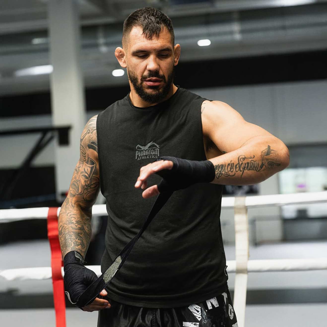 UFC-Fighter Aleksandar "Rocket" Rakic mit Phantom Athletics Tanktop, Training Shorts und Bandagen