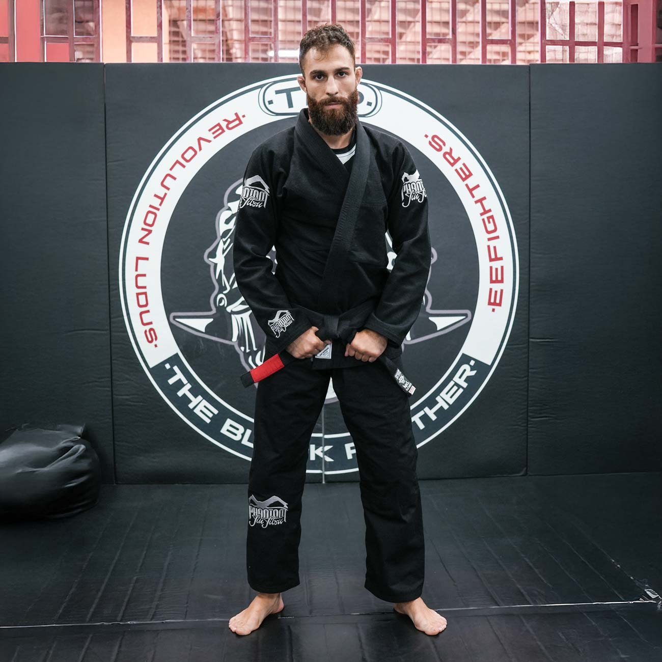 MMA-Fighter David Mora Jiminez mit Phantom Athletics BJJ-Gi in Schwarz und Blackbelt