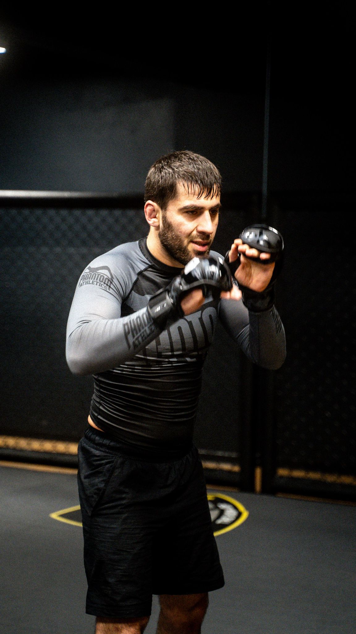 Mixed Martial Arts (MMA)-Fighter Abubakr "No Pain, No Gain" Sabirov mit Phantom Athletics Rashguard, Fight Shorts und MMA Gloves während dem Training
