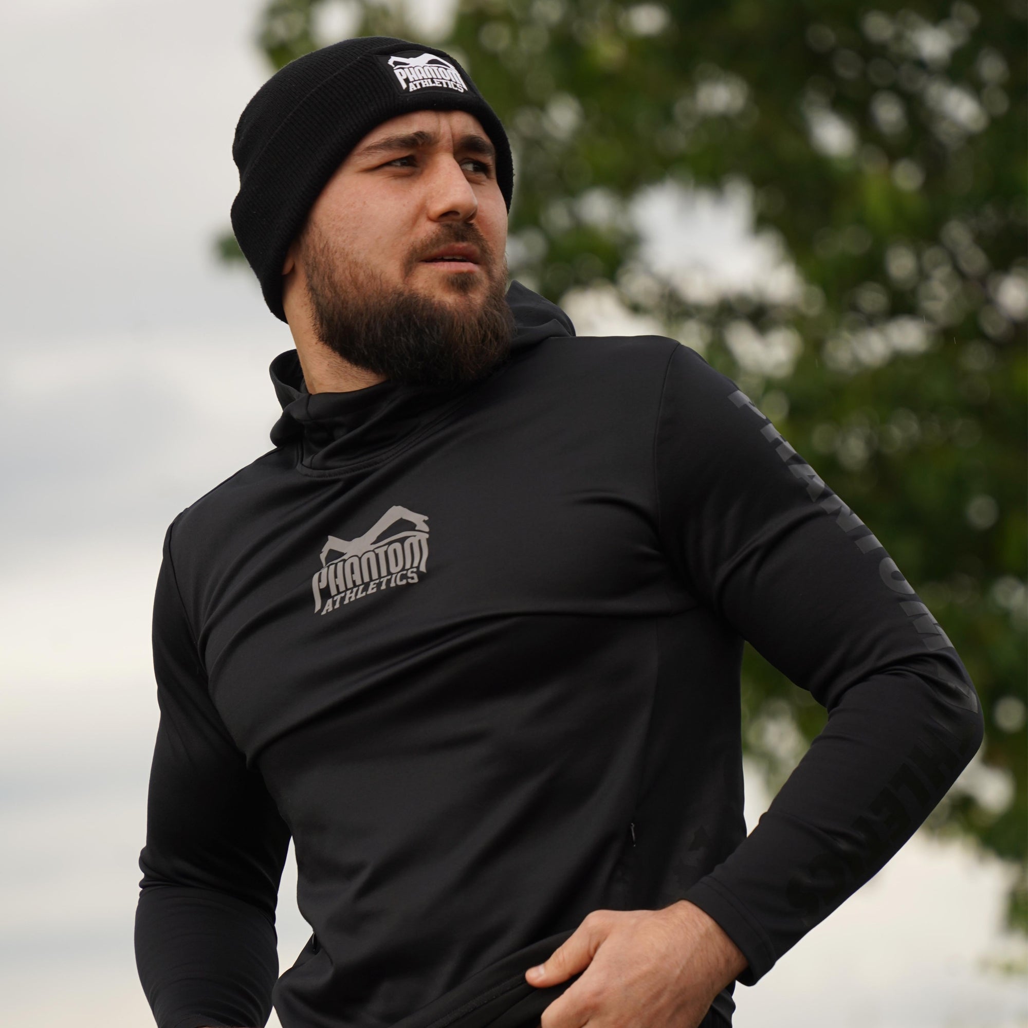Ringer Ahmed "Ruslanovic" Dudarov mit Phantom Athletics Hoodie und Mütze