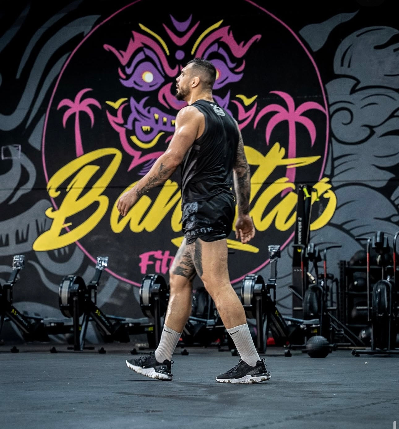 UFC-Fighter Aleksandar "Rocket" Rakic mit Phantom Athletics Tanktop und Training Shorts im Gym