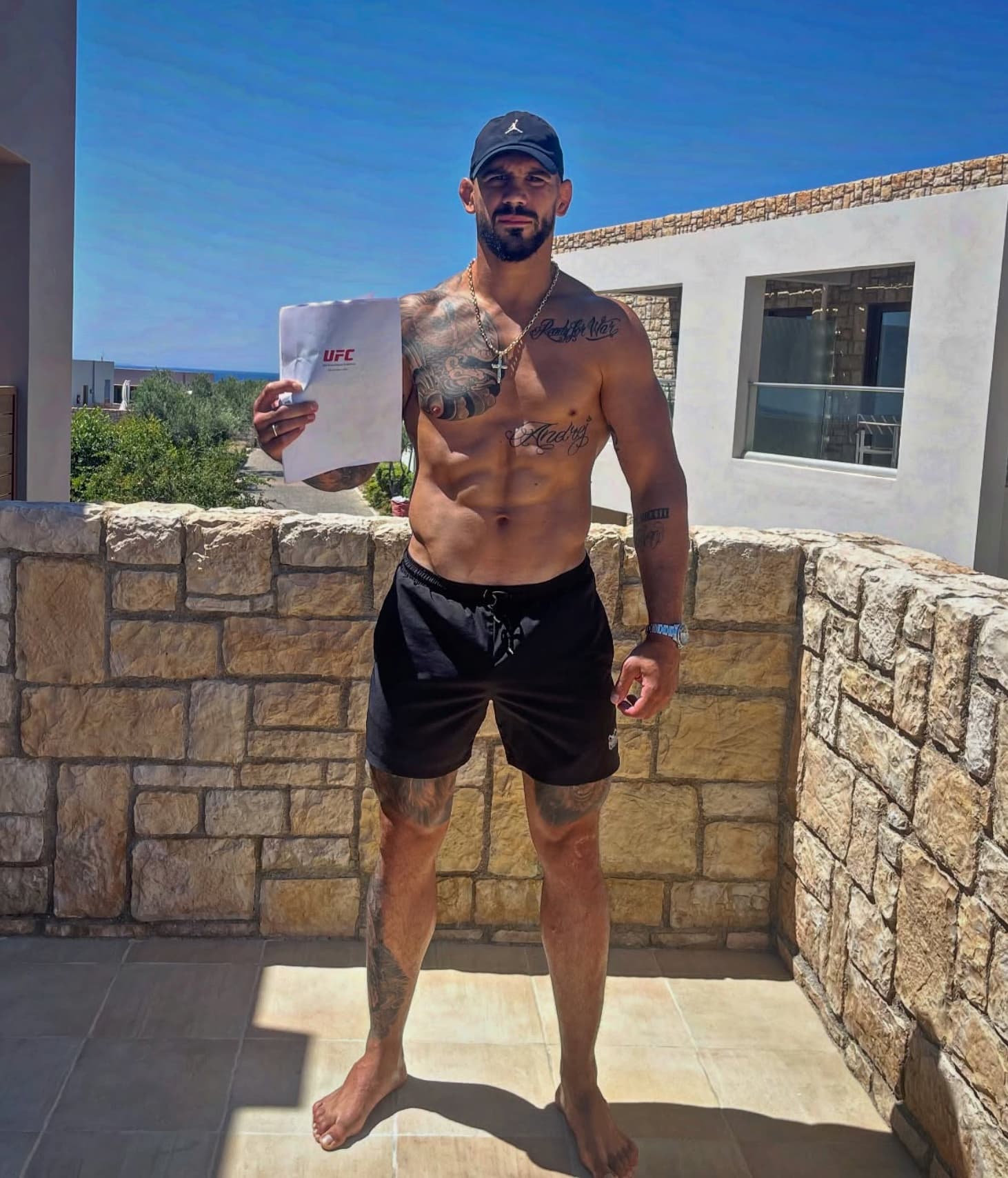 UFC-Fighter und Phantom Athlet Aleksandar "Rocket" Rakic bei der Verlängerung seines UFC-Vertrags