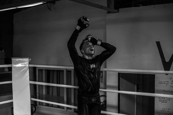 MMA-Fighter Alessandro Giordano mit Phantom Athletics Sparring Handschuhen und Rashguard im Ring nach dem Boxtraining