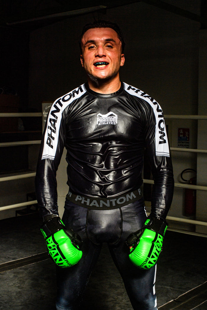 MMA-Fighter Alessandro Giordano mit Phantom Athletics Rashguard, Tights und MMA Gloves nach dem Training