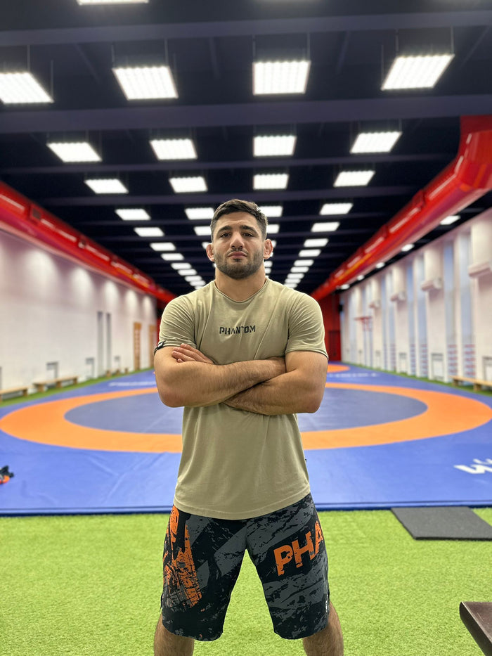 Ringer Ayk Mnatsakanyan mit Phantom Athletics T-Shirt und Training Shorts
