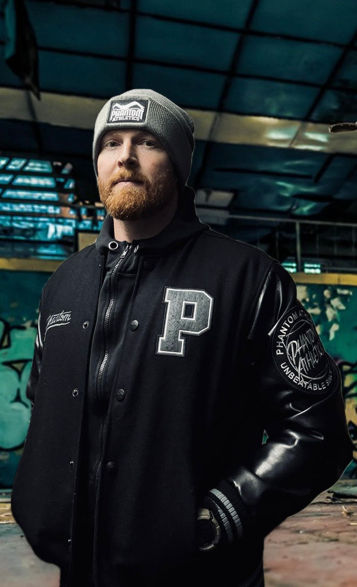 Kickboxer Benjamin Werneth mit Phantom Athletics College Jacke und Beanie