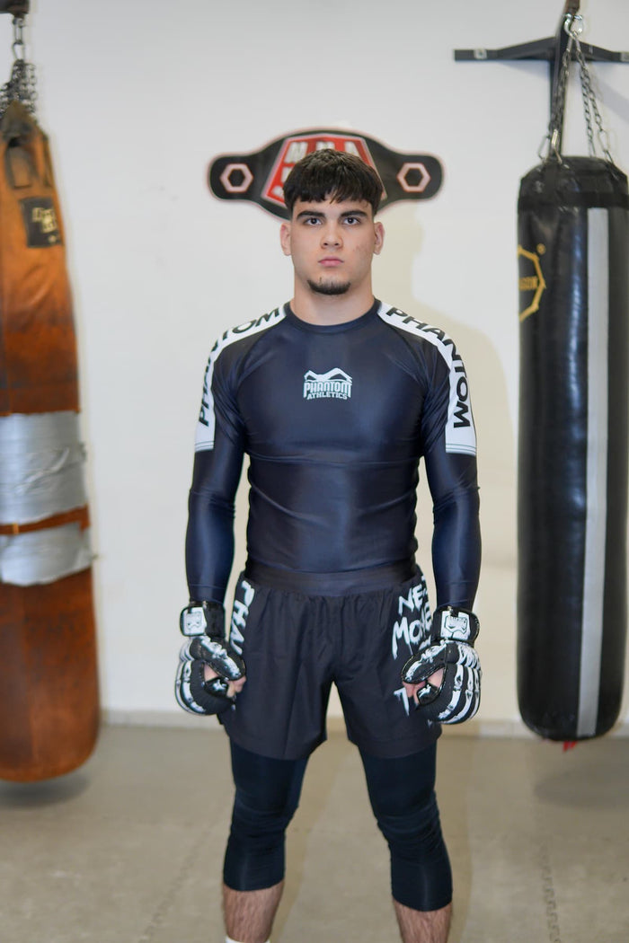 MMA-Fighter Bilol Boronov mit Phantom Athletics MMA Handschuhen, Rashguard, Tights und Fight Shorts