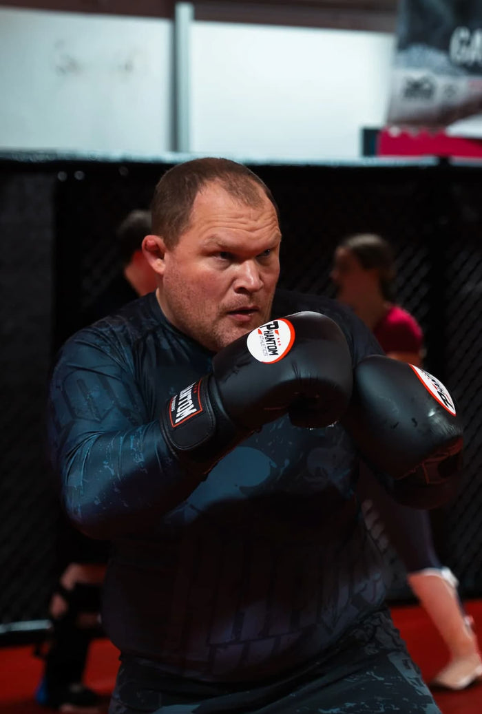 MMA-Fighter Björn Schmiedeberg mit Phantom Athletics Rashguard, Training Shorts und Boxhandschuhen im Training