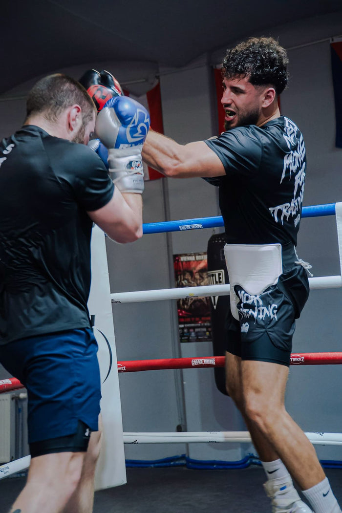 Boxer Emin Jamini mit Phantom Athletics Boxhandschuhen, Fight Shirt und Training Shorts beim Sparring