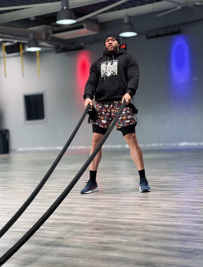 MMA-Fighter Brad Jean-Elie mit Phantom Athletics Hoodie Germany und Training Shorts im Training