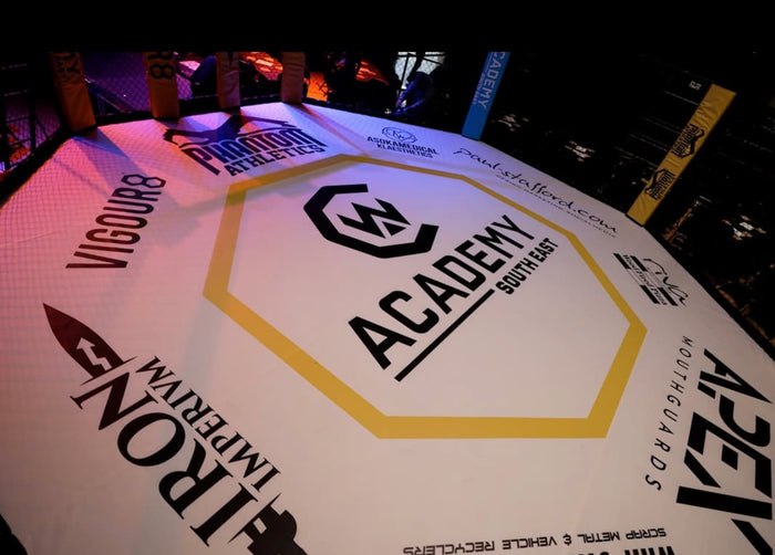 Käfig der Cage Warriors Academy mit Phantom Athletics Branding