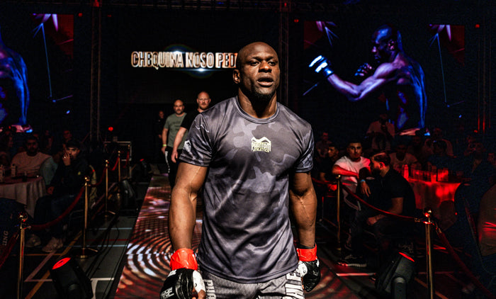 MMA-Fighter Chequina Noso Pedro mit Phantom Athletics T-Shirt und Fight Shorts beim Walk-Out