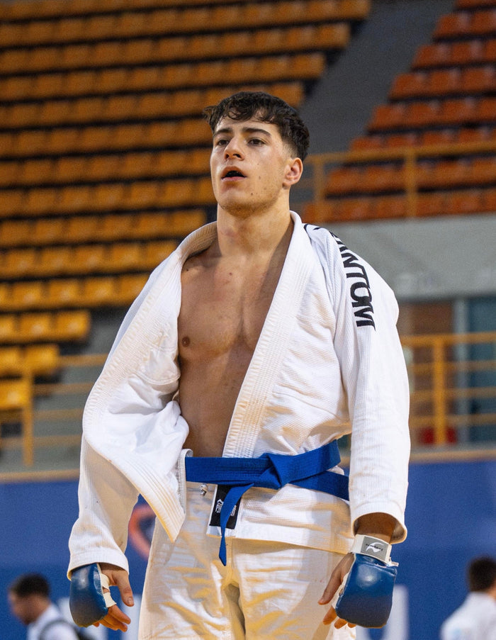 Ju-Jitsu (JJ)-Fighter Dalian Noree mit Phantom Athletics BJJ Gi, Gürtel und MMA Sparring Gloves