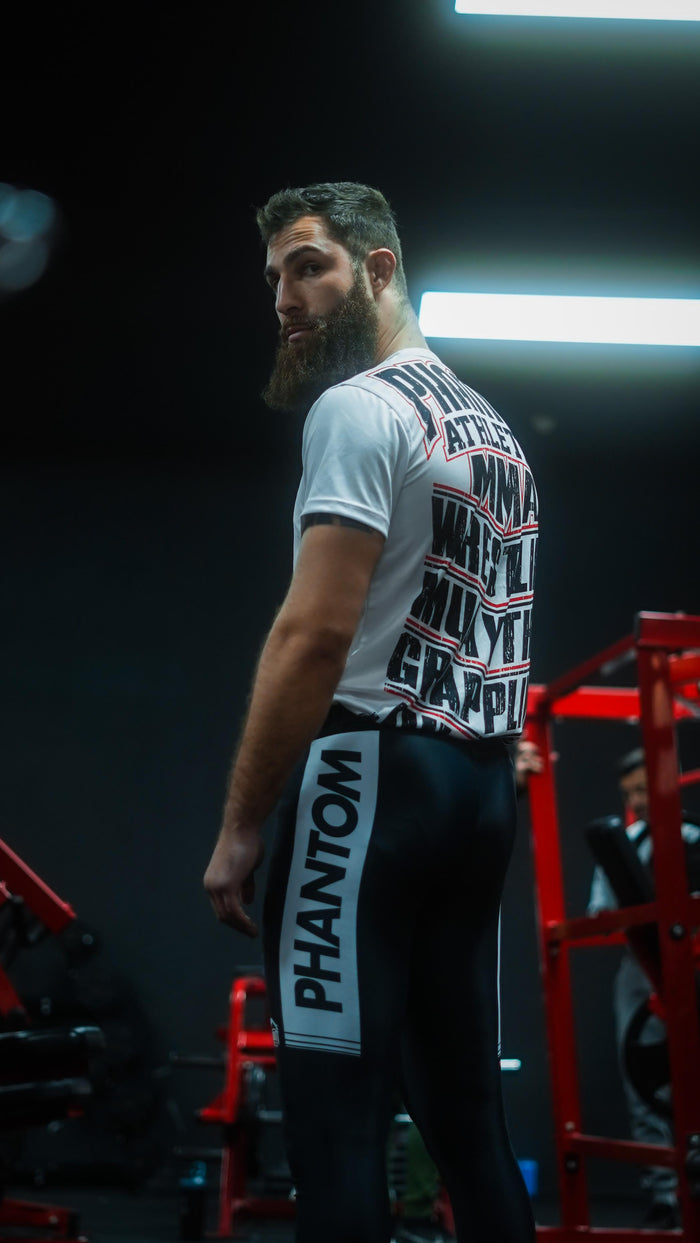 MMA-Fighter David Mora mit Phantom Athletics T-Shirt und Tights im Gym