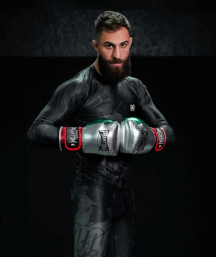 MMA-Fighter David Mora Jiminez mit Phantom Athletics Rashguard, Training Shorts und Boxhandschuhen Mexico