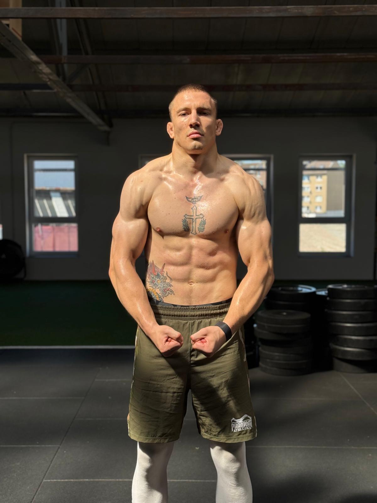 Mixed Martial Arts (MMA)-Fighter David "Lionheart" Piechaczek mit Phantom Athletics Fight Shorts