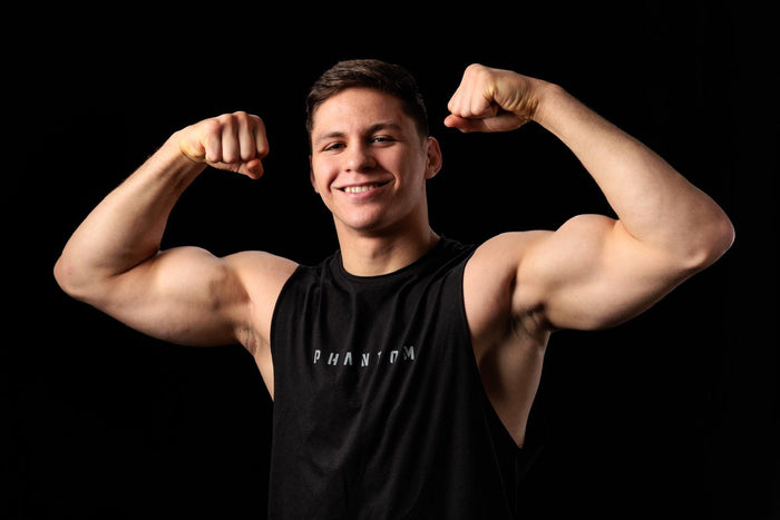 Ringer Deni Nakaev mit Phantom Athletics Tanktop bei einem Fotoshooting