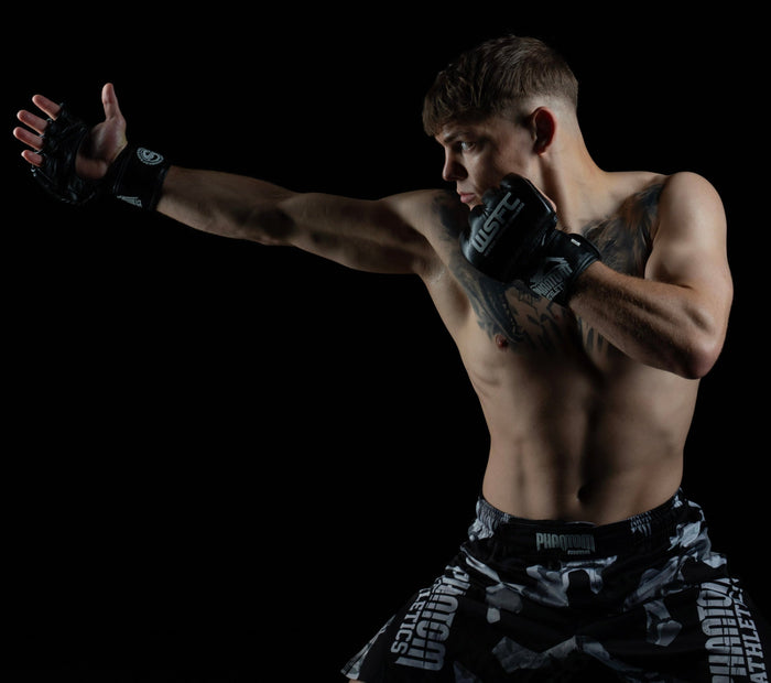 MMA-Fighter Dominik Laritz mit Phantom Athletics Training Shorts