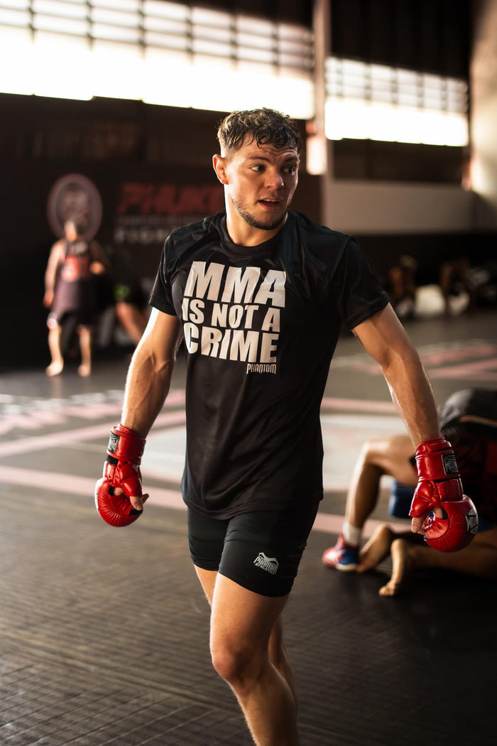 MMA-Fighter Dominik Laritz mit Phantom Athletics T-Shirt, Fight Shorts und MMA-Handschuhen