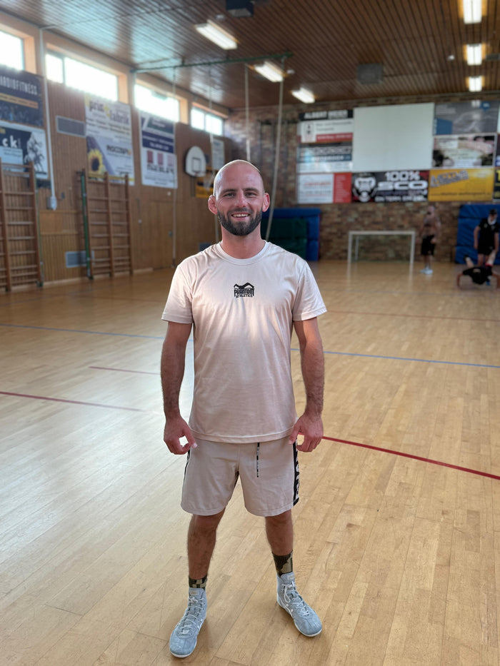 Ringer Fabian Schmitt mit Phantom Athletics T-Shirt und Training Shorts