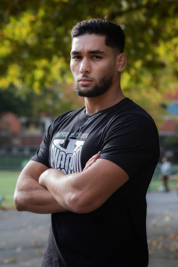 Ringer Fares Benahmed mit Phantom Athletics T-Shirt