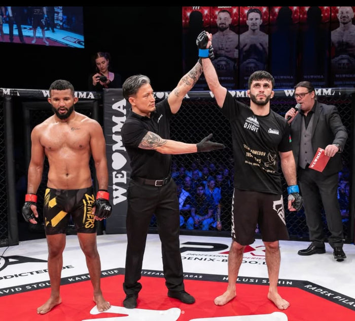 MMA-Fighter Farrukh Babayev mit Phantom Athletics Fight Shorts nach dem Sieg bei WE LOVE MMA 86