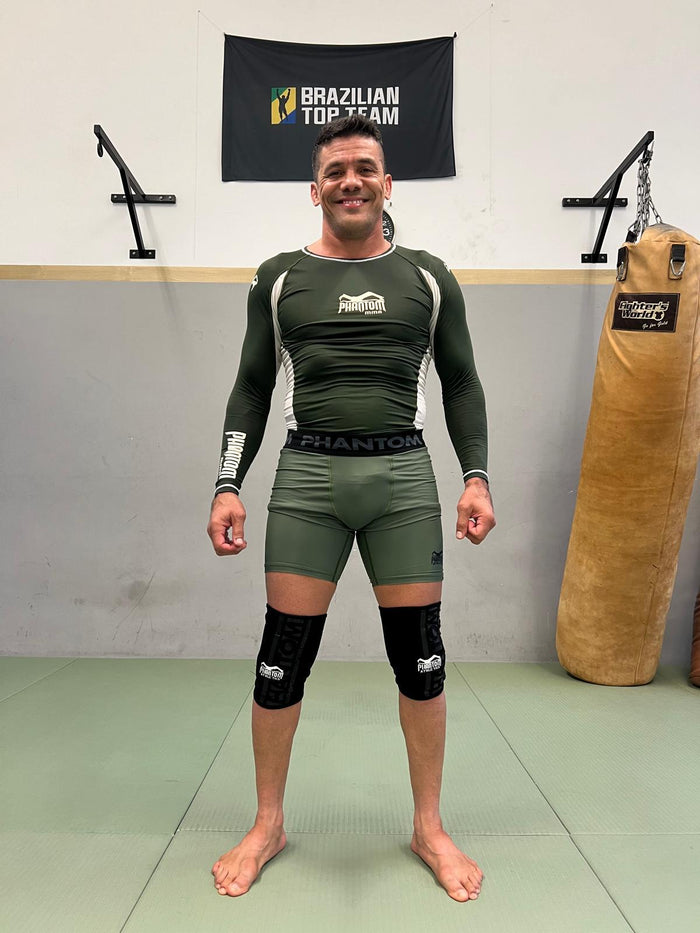 Brazilian Jiu-Jitsu (BJJ) Schwarzgurt Fernando Paulon mit Phantom Athletics Rashguard, Fight Shorts und Knieschützern