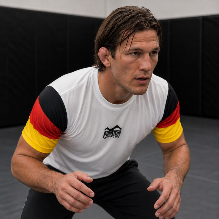 Kampfsport-Athlet mit Phantom Athletics Trainingsshirt Germany und Blumenkohlohr auf der Matte