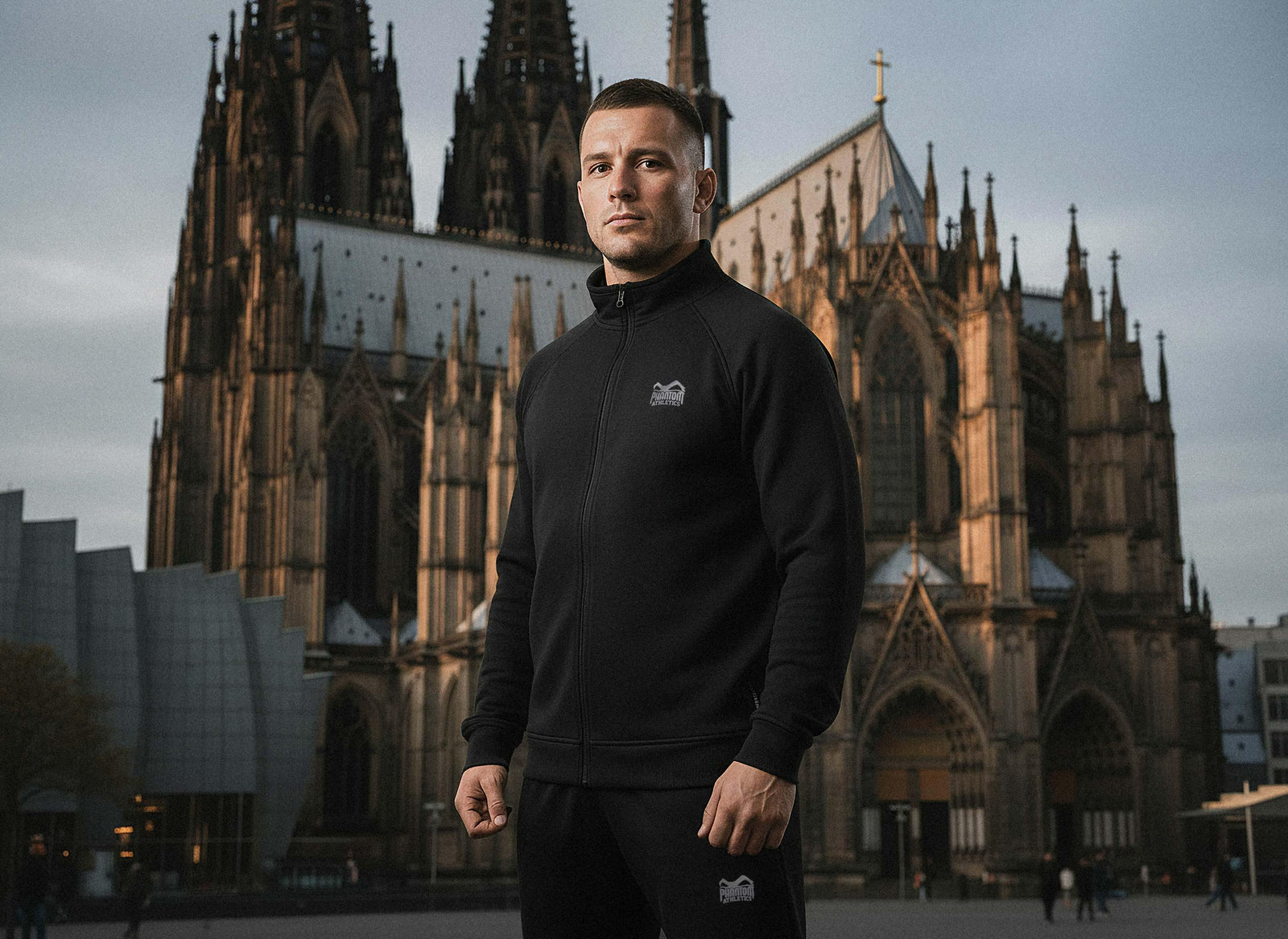 Phantom Athlet mit Phantom Athletics Trainingsjacke  in Köln vor dem Kölner Dom