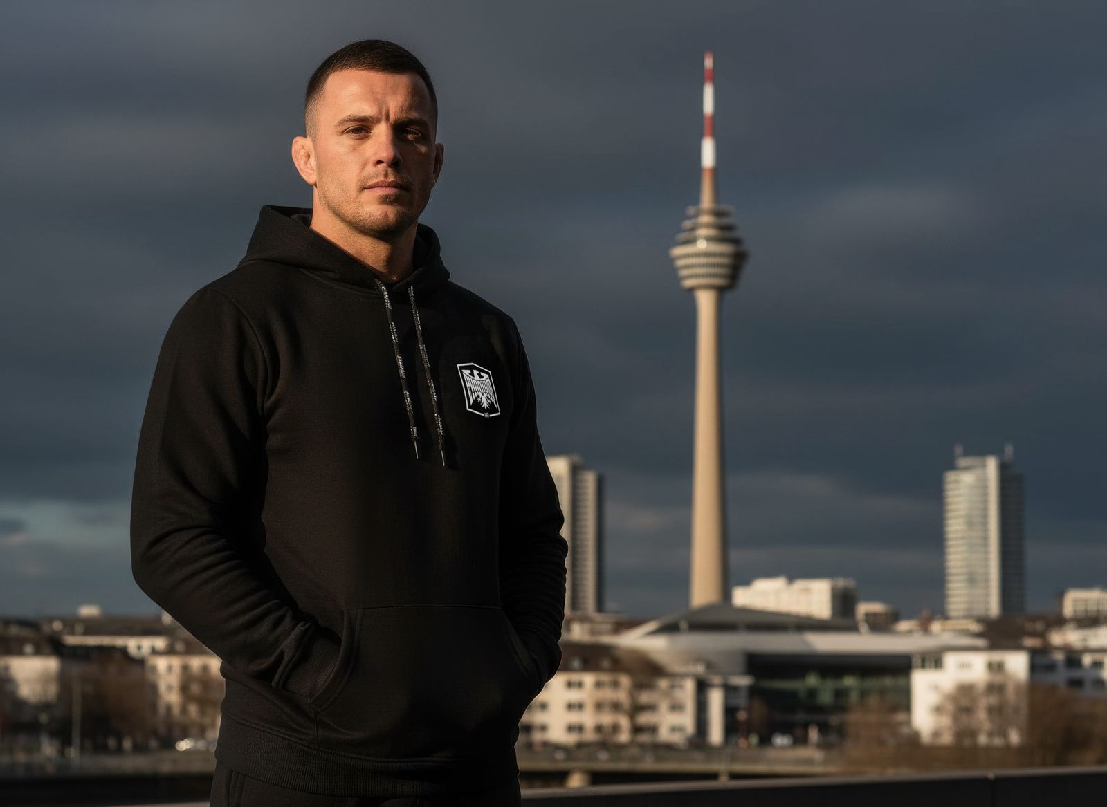 Phantom Athlet mit Phantom Athletics Hoodie vor dem Fernsehturm in Stuttgart