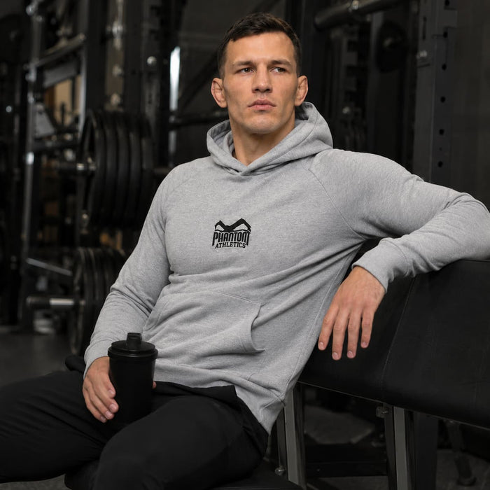 Kampfsport-Athlet mit Phantom Athletics Hoodie im Gym nach dem Training