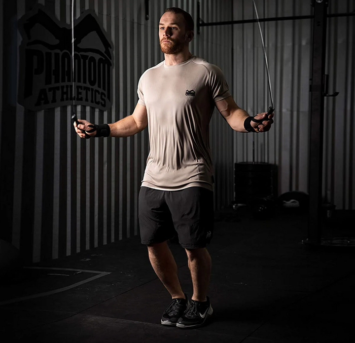 Kampfsport-Athlet mit Phantom Athletics T-Shirt, Training Shorts und Springseil während dem Training
