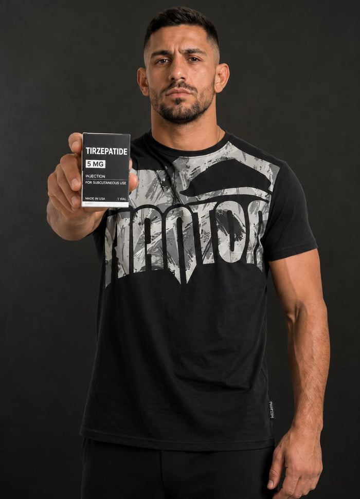 Kampfsport-Athlet mit Phantom Athletics T-Shirt SUPPORTER, der gerade das Peptid-Arzneimittel Tirzepatid in der Hand hält
