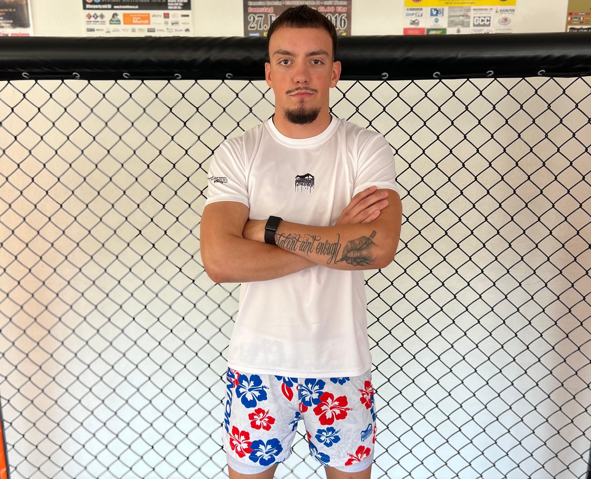 MMA-Fighter Gabriel "Chamäleon" Pavlovic mit Phantom Athletics T-Shirt und Training Shorts