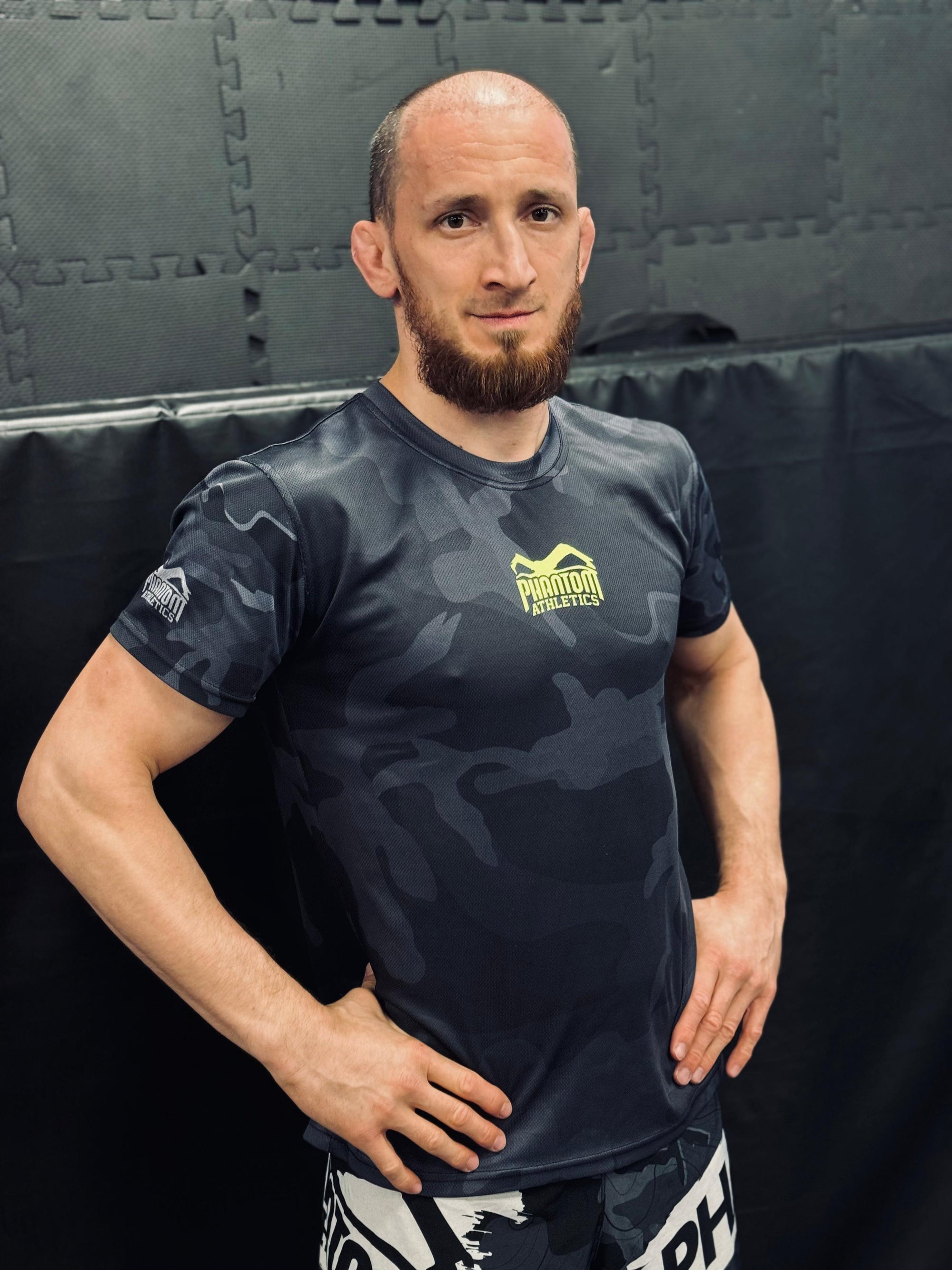 MMA-Fighter Gökhan "Abinator" Aksu mit Phantom Athletics Rashguard und Training Shorts im Gym