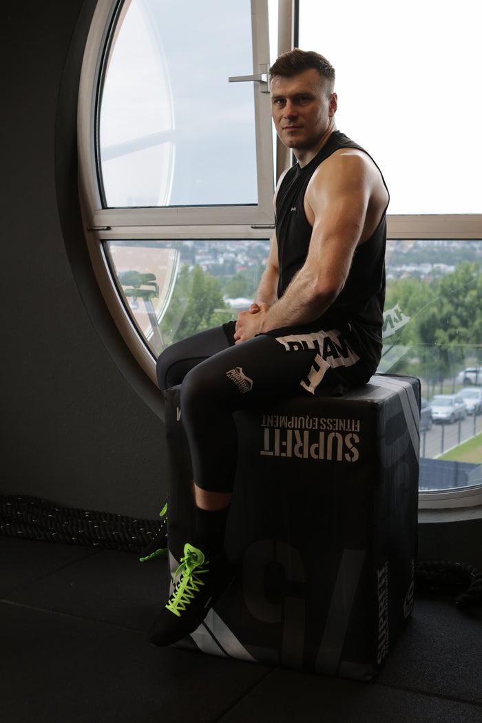 Ringer Ilja Klasner mit Phantom Athletics Tanktop, Tights, Training Shorts und Ringerschuhen
