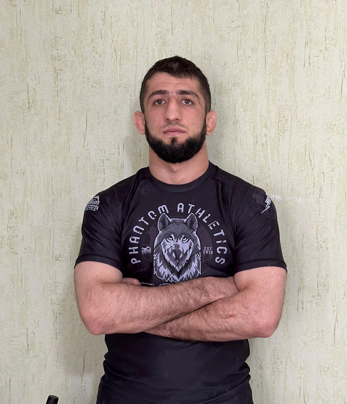 Ringer Islam Dudaev mit Phantom Athletics Rashguard