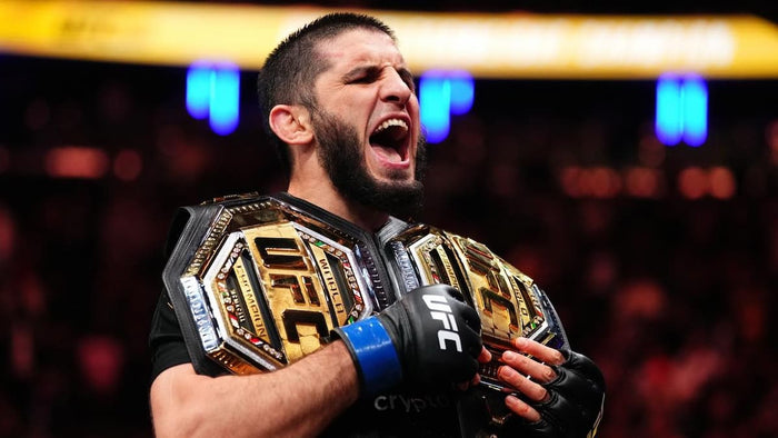 UFC-Fighter Islam Makhachev mit zwei UFC-Gürteln