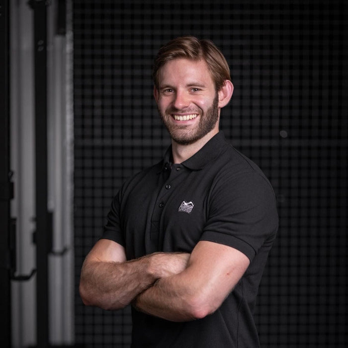 Gewichtheber Jakob Weber mit Phantom Athletics T-Shirt