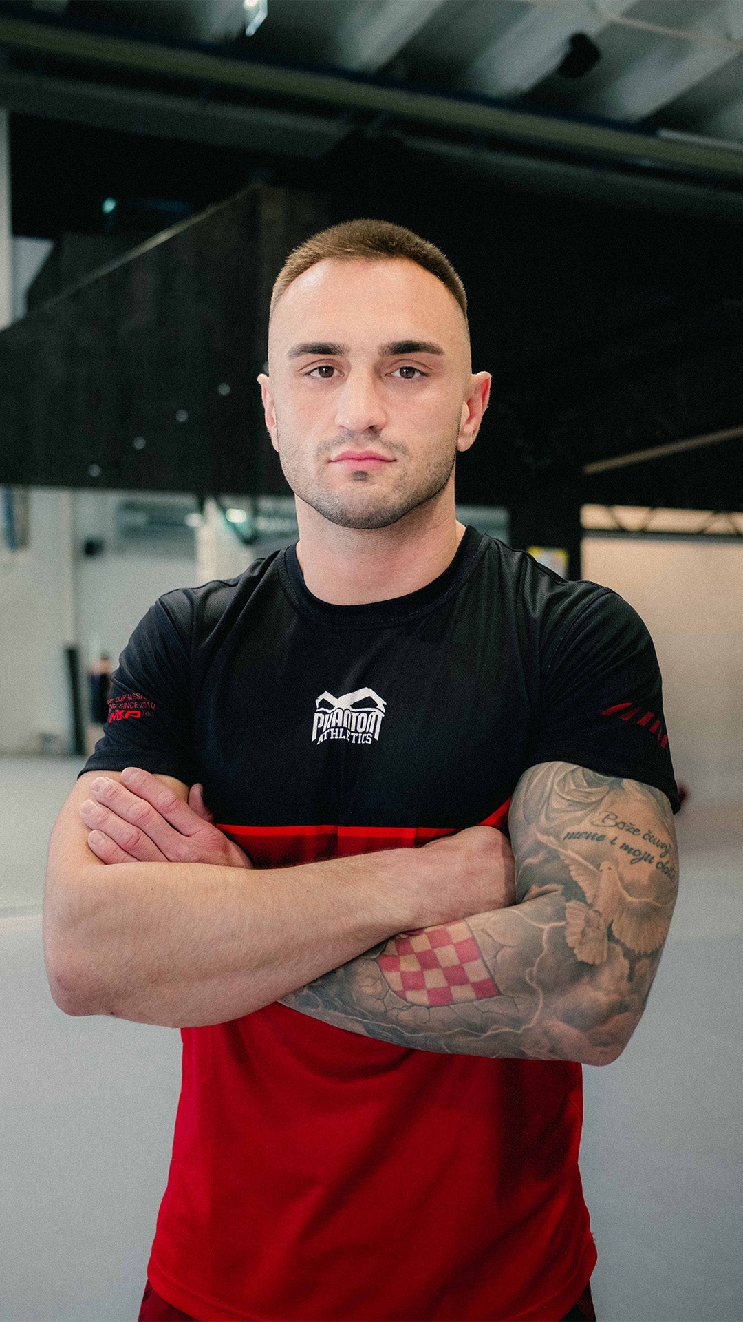 Mixed Martial Arts (MMA)-Fighter Jure Juric mit Phantom Athletics T-Shirt