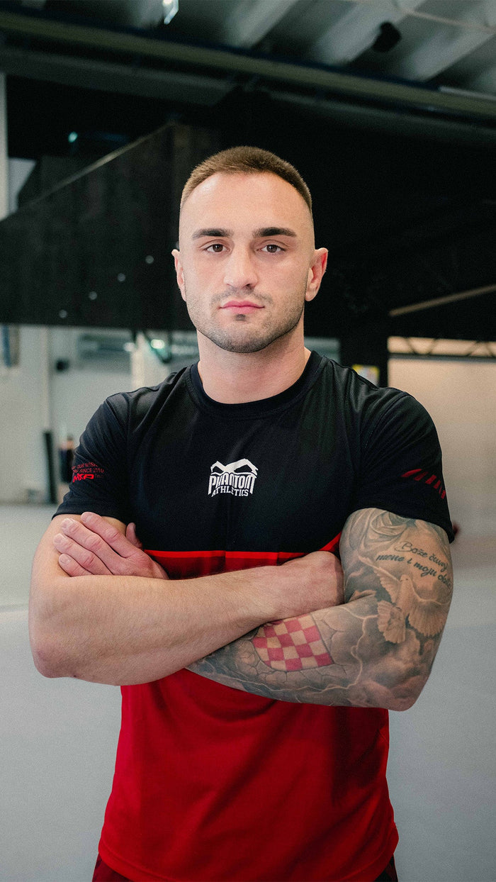 Mixed Martial Arts (MMA)-Fighter Jure Juric mit Phantom Athletics T-Shirt